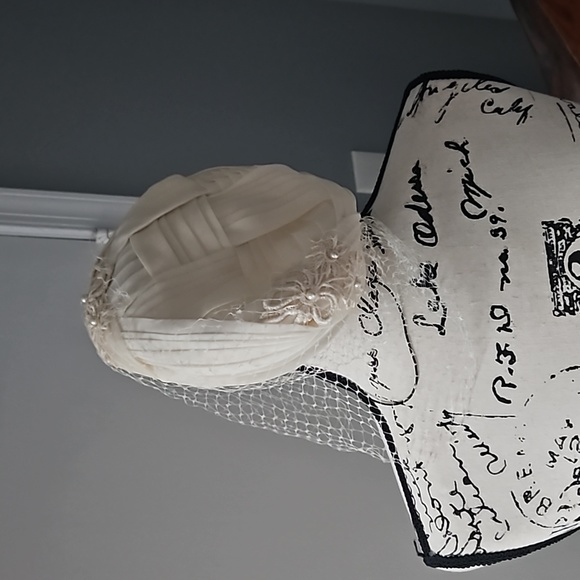 Vintage 1940s hat with lace and pearl embellishments - Picture 1 of 3